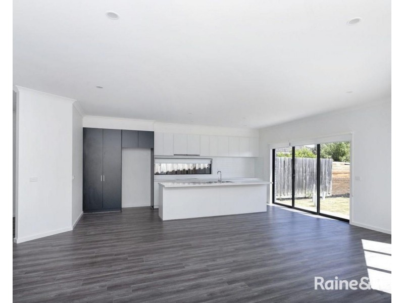 2/183b Purinuan Road, Reservoir VIC 3073