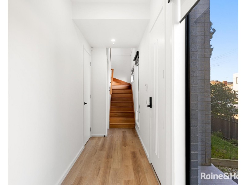 1/96 Snell Grove, Oak Park VIC 3046