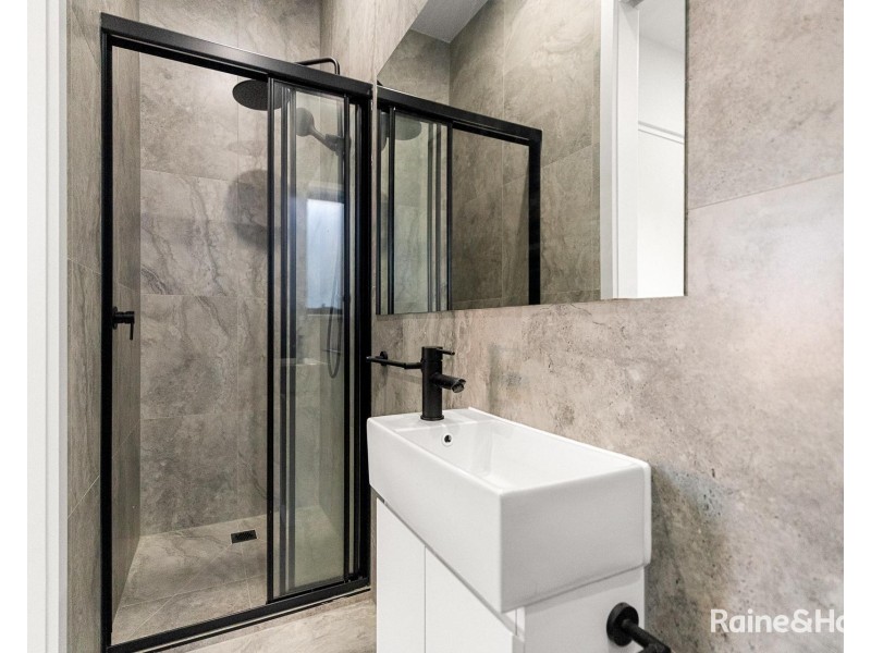 1/96 Snell Grove, Oak Park VIC 3046