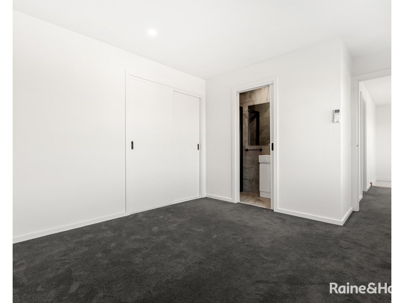 1/96 Snell Grove, Oak Park VIC 3046