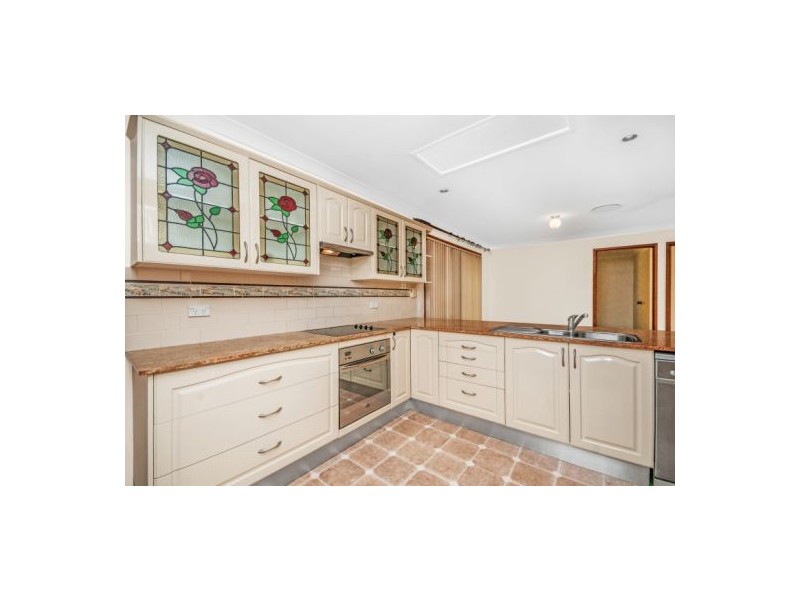 12 Henman Close, Point Clare NSW 2250