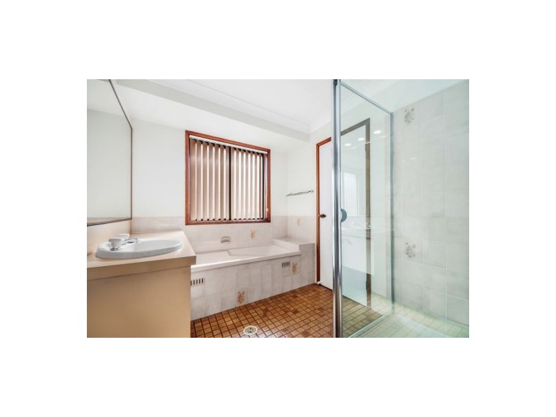 12 Henman Close, Point Clare NSW 2250