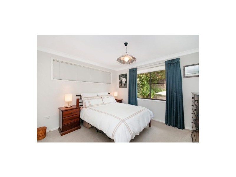 8 Fiona Street, Point Clare NSW 2250