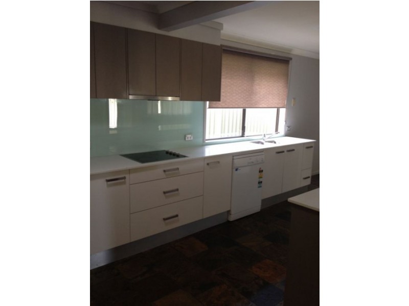 138 Cresthaven Avenue, Bateau Bay NSW 2261