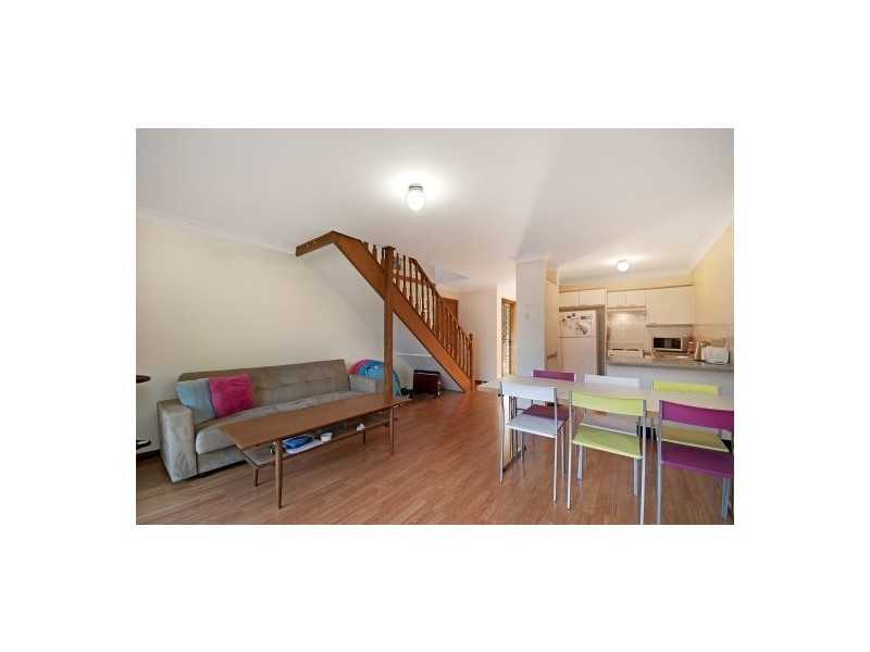 2/205A Albany Street, Point Frederick NSW 2250