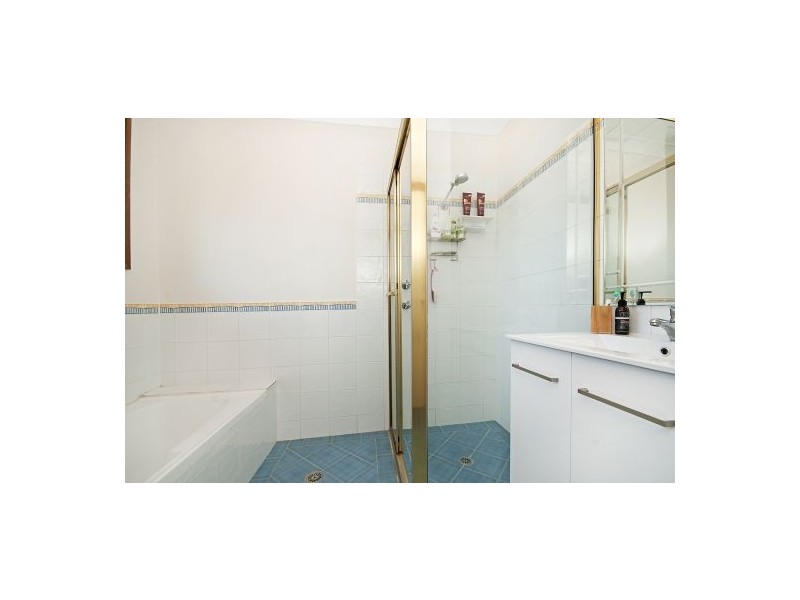 2/205A Albany Street, Point Frederick NSW 2250