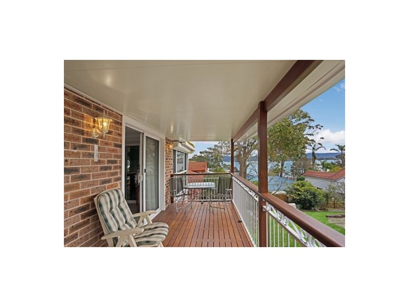 1 Merindah Avenue, Green Point NSW 2251