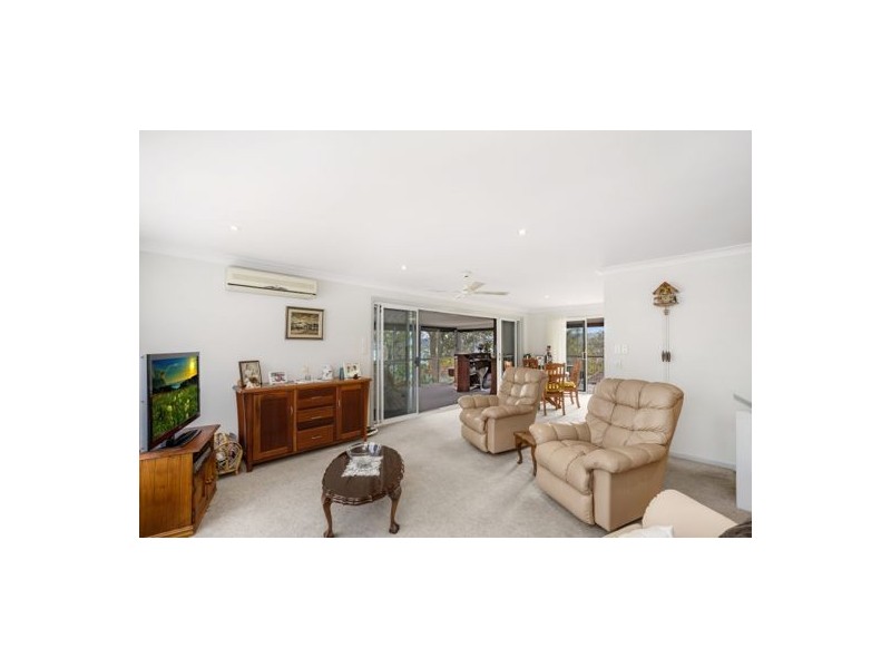 1 Merindah Avenue, Green Point NSW 2251
