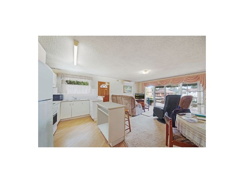 2/11 Lynn Avenue, Point Frederick NSW 2250