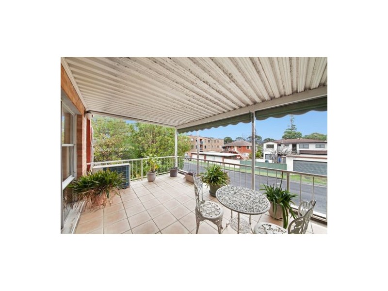 2/11 Lynn Avenue, Point Frederick NSW 2250