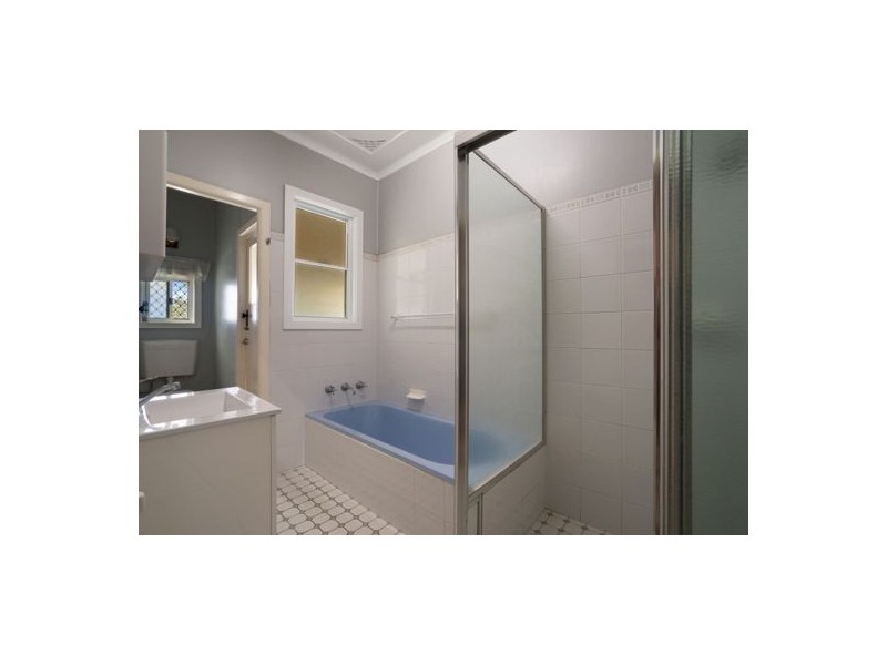 2 Bay View Avenue, East Gosford NSW 2250