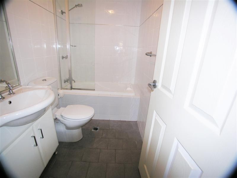 2/187-189  Albany Street, Point Frederick NSW 2250