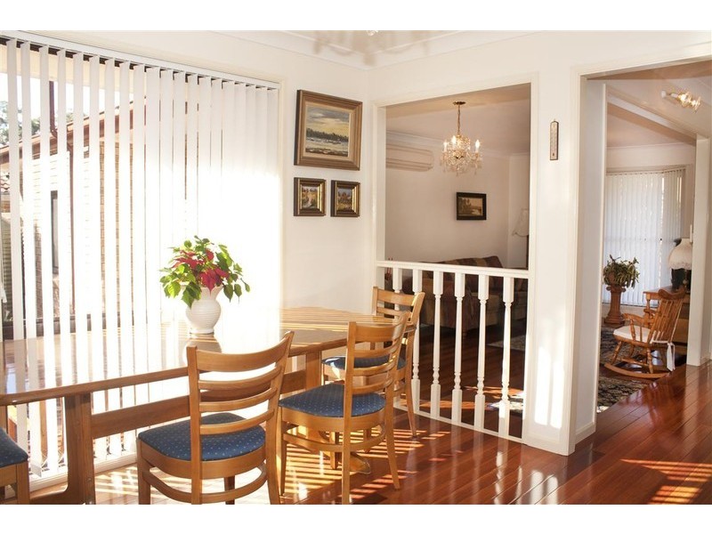 10 Robson Close, Point Clare NSW 2250