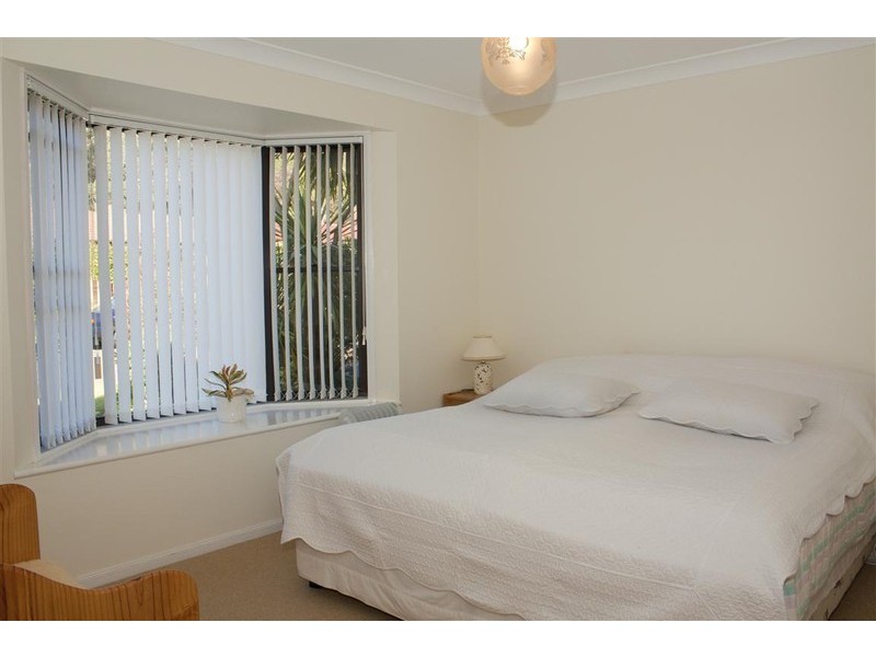 10 Robson Close, Point Clare NSW 2250