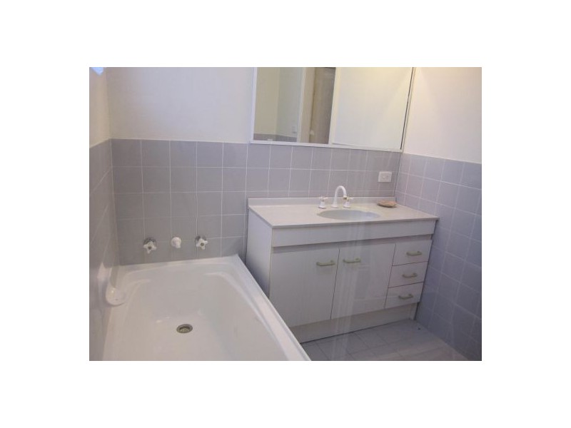 40/12 Kinarra Avenue, Wyoming NSW 2250