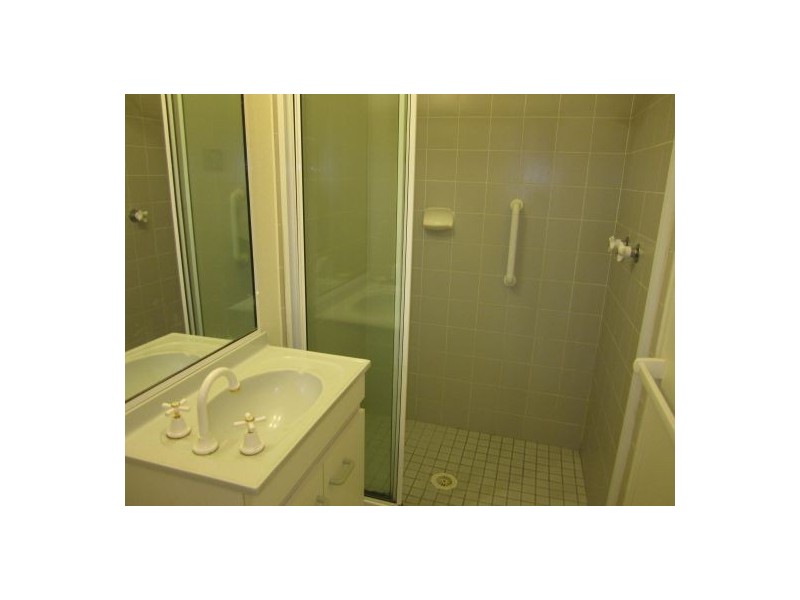 40/12 Kinarra Avenue, Wyoming NSW 2250