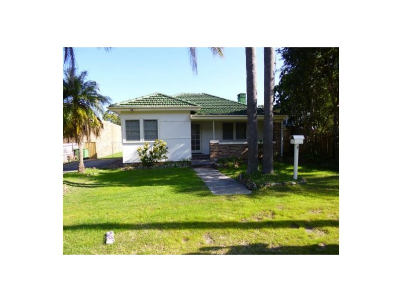 8 Moore Street, West Gosford NSW 2250