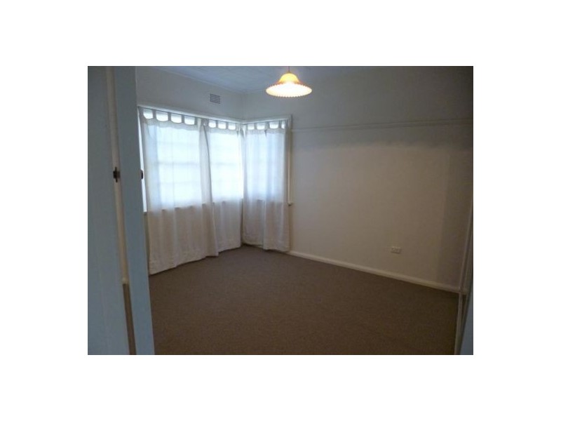 8 Moore Street, West Gosford NSW 2250