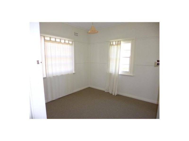 8 Moore Street, West Gosford NSW 2250