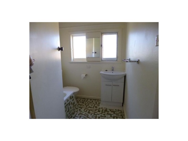 8 Moore Street, West Gosford NSW 2250