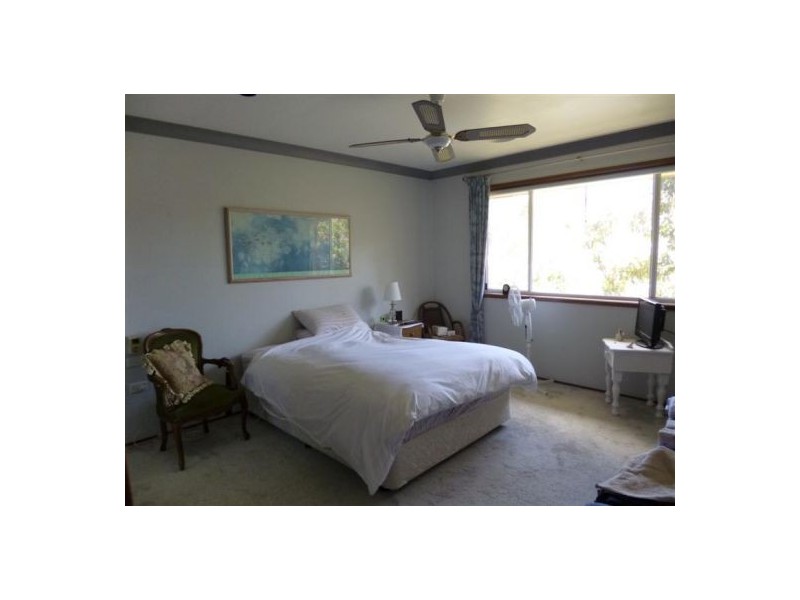 16 Matthews Parade, Point Clare NSW 2250