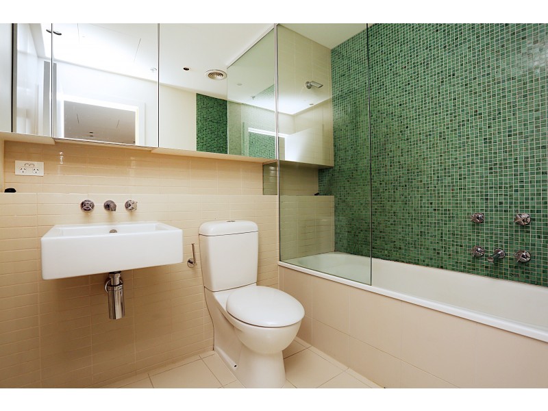 1005/55 Queens Road, Melbourne VIC 3004