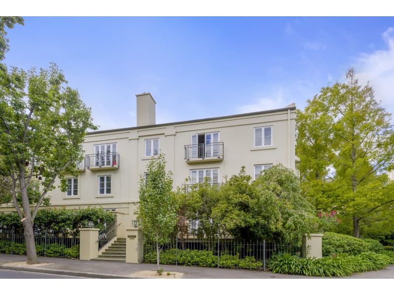 40/201 Wellington Parade South, East Melbourne VIC 3002