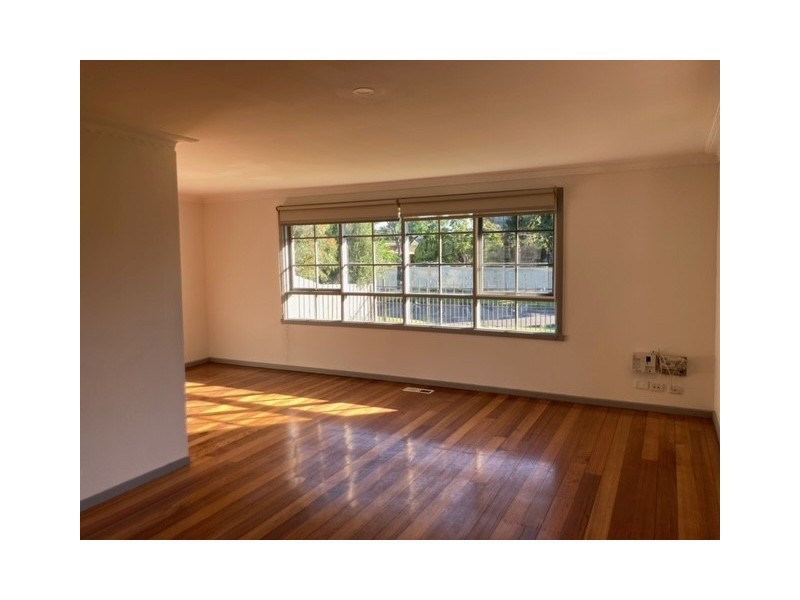 33 Woodstock Drive, Gladstone Park VIC 3043