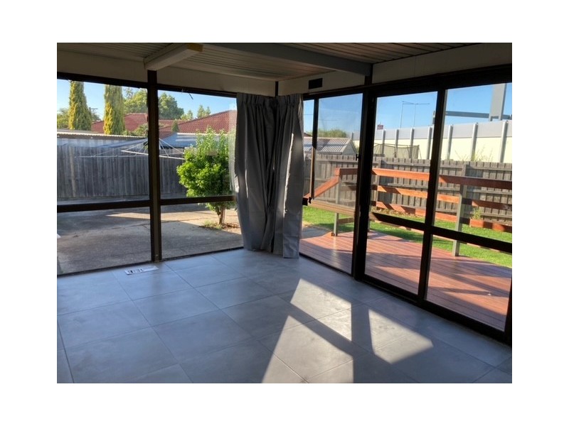 33 Woodstock Drive, Gladstone Park VIC 3043