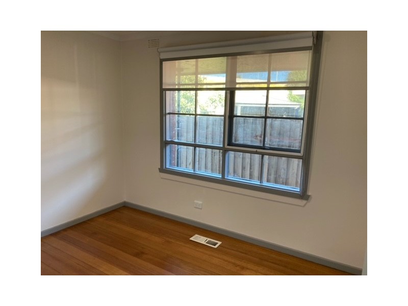 33 Woodstock Drive, Gladstone Park VIC 3043