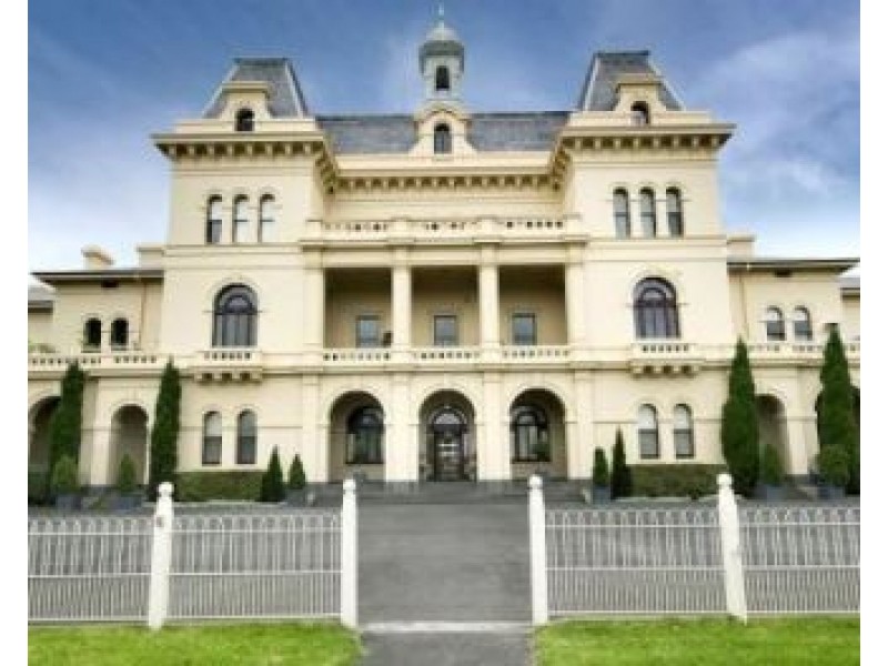 18 Wiltshire Drive, Kew VIC 3101