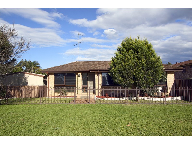 8 Books Crest, Mcgraths Hill NSW 2756