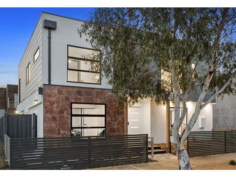 1 Helm Avenue, Safety Beach VIC 3936