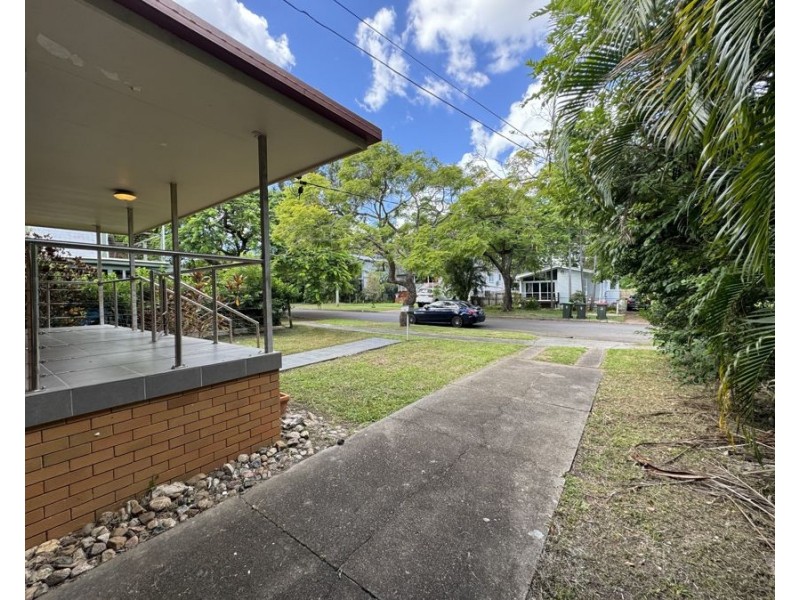 19 Turner Ave, Fairfield QLD 4103