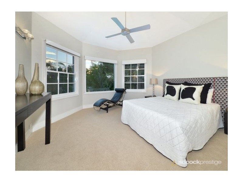 33 Glencairn Avenue, Indooroopilly QLD 4068