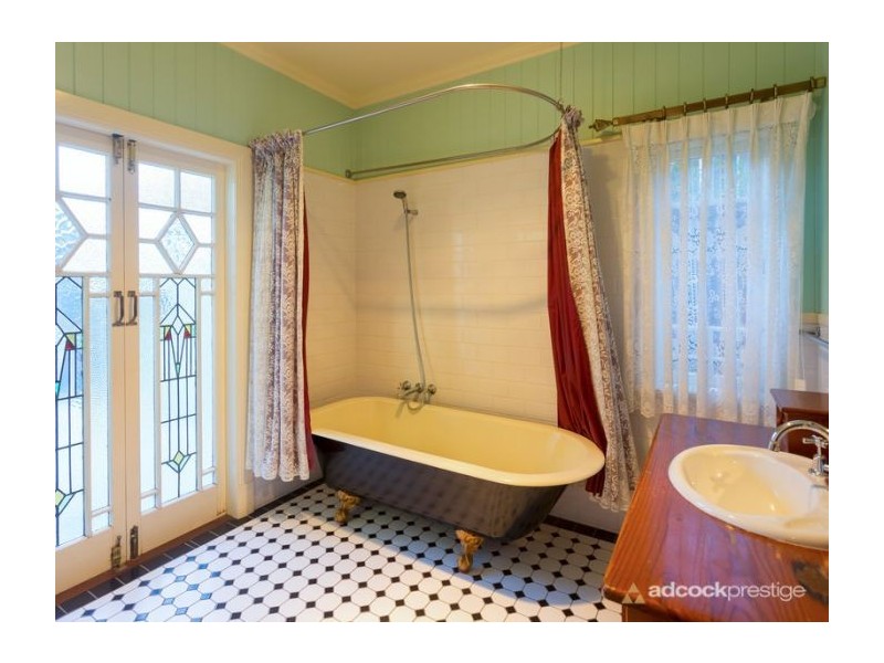 8 Laurel Avenue, Chelmer QLD 4068