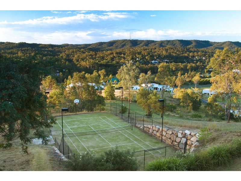 15 Royston Street, Brookfield QLD 4069