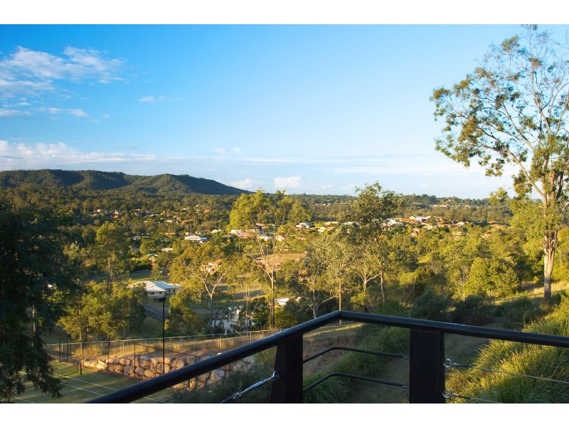 15 Royston Street, Brookfield QLD 4069