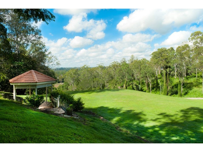 10 Sunset Road, Kenmore QLD 4069