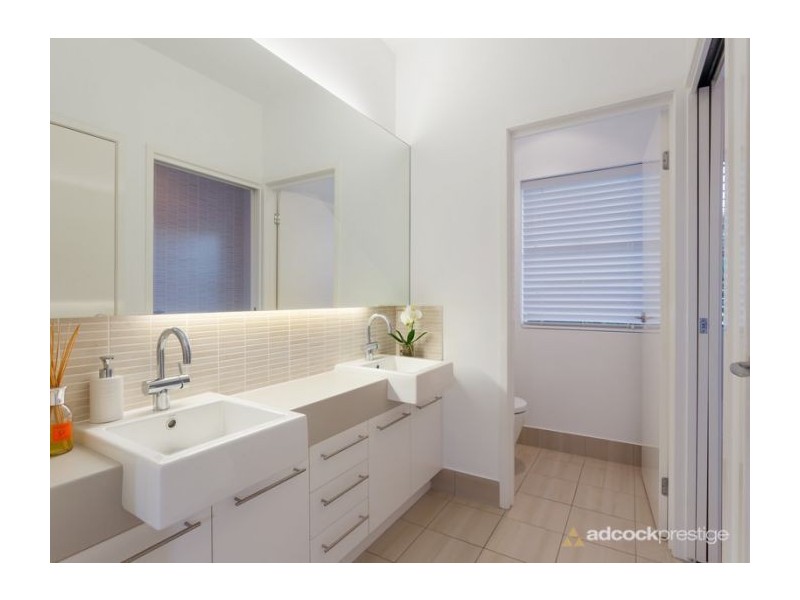 6 Chisholm Court, Mount Ommaney QLD 4074