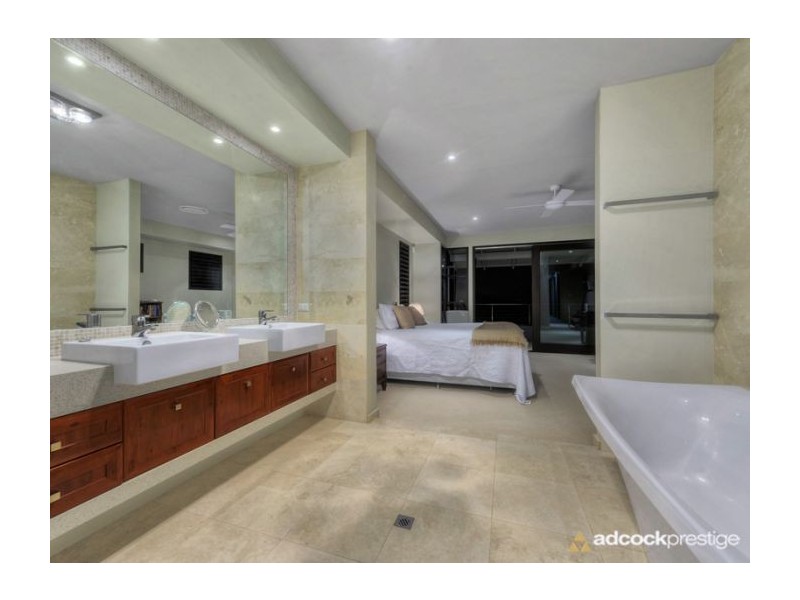 15 King Arthur Terrace, Tennyson QLD 4105