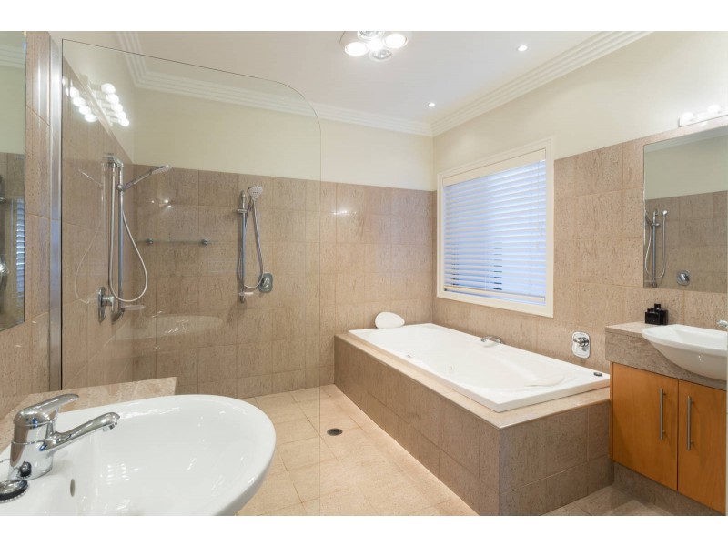 19 Vidgen Lane, Kenmore QLD 4069