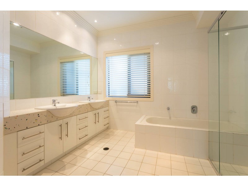 19 Vidgen Lane, Kenmore QLD 4069