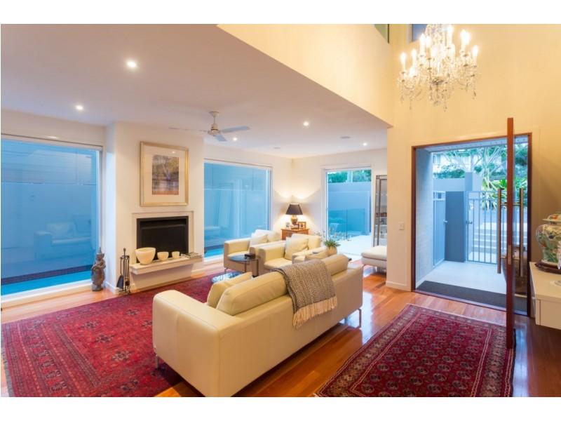 104 Highland Tce, St Lucia QLD 4067