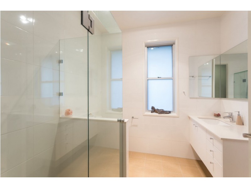 104 Highland Tce, St Lucia QLD 4067