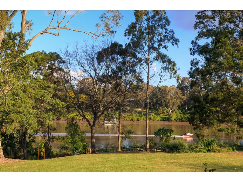 4 River Park Place, Fig Tree Pocket QLD 4069
