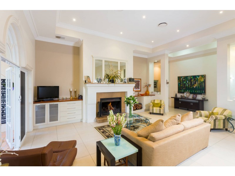 4 River Park Place, Fig Tree Pocket QLD 4069