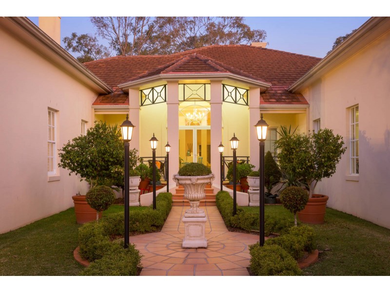 4 River Park Place, Fig Tree Pocket QLD 4069