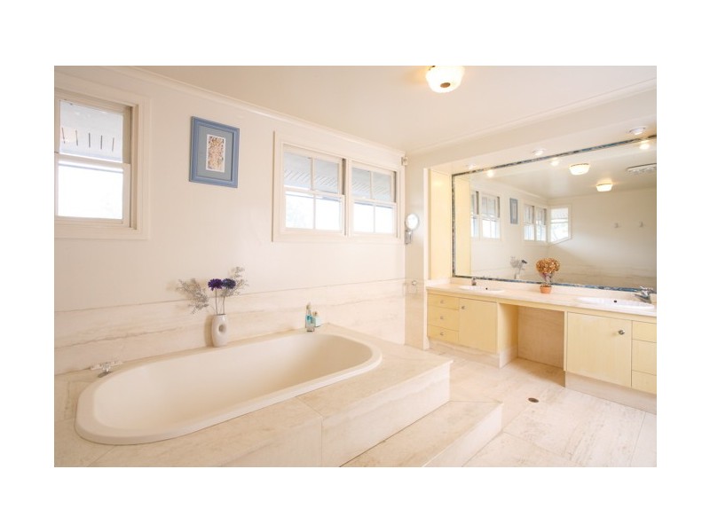 1 King Arthur Terrace, Tennyson QLD 4105