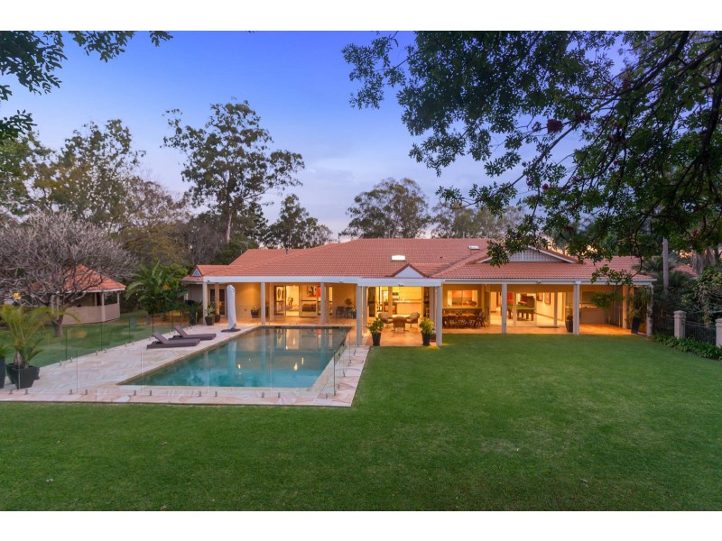 2 Sunset Road, Kenmore QLD 4069